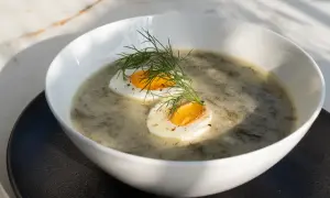 Jakie przyprawy do zupy szczawiowej, aby wydobyć jej wyjątkowy smak?