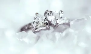 Dwa sercowate diamenty na pierścionku, symbol wiecznej miłości. Ich blask podkreśla diament znaczenie w biżuterii.
