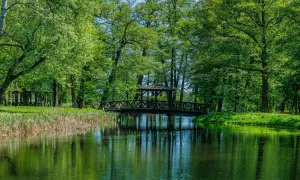 Mostek z altaną nad wodą w parku w Pleszewie, Wielkopolskie.