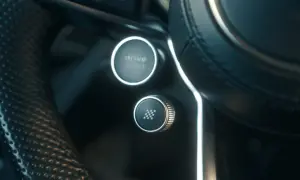 Przycisk "drive select" i przycisk z szachownicą, gotowe do aktywacji launch control.