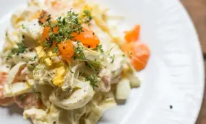 Cremiger Chicorée Salat mit Ei, Orange und frischen Kräutern, verfeinert mit Pfeffer. Ein leichter Genuss.