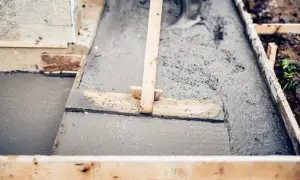 Wylewanie świeżego betonu B20 w szalunku. Sprawdzamy, czy beton b20 cena za m3 jest korzystna, by dokończyć prace.