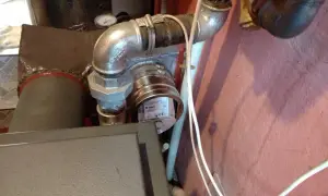 Fragment instalacji kominowej z widocznym regulatorem ciągu.