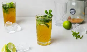 Orzeźwiające, żółte mojito bezalkoholowe z miętą i limonką, podane z lodem. Idealne na upalne dni.