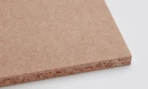 Placa de maderas artificiales con textura granular y capas visibles. Ideal para proyectos de construcción y mobiliario.