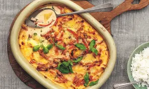 En krämig kasslergratäng med ananas och paprika, toppad med färsk basilika. Ett perfekt kassler recept för middagen.