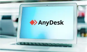 Laptop z logo AnyDesk na ekranie, gotowy do pracy z dowolnego miejsca.