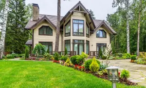 Elegantes casas canadienses rodeadas de exuberante vegetación y un jardín cuidado.