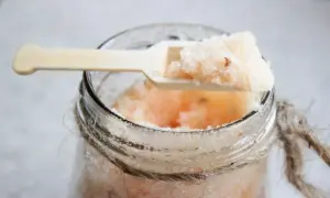 Słoiczek z domowym solą do kąpieli, z małą łopatką nabierającą kryształki. Idealny do relaksującej kąpieli.