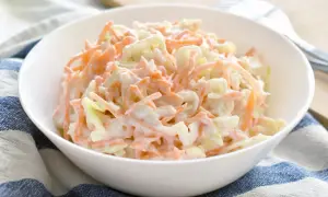 Krämig coleslaw med strimlad vitkål och morot, perfekt till grillat. Ett enkelt coleslaw recept för alla tillfällen.
