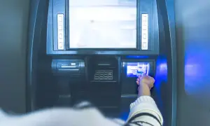 Jak płacić we Francji? Euro, karty, bankomaty uniknij pułapek!