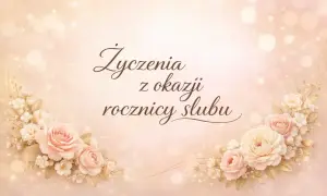 Eleganckie życzenia z okazji rocznicy ślubu, ozdobione pastelowymi różami i delikatnymi światłami.