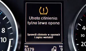 Kontrolka ciśnienia w oponach świeci się, informując o utracie ciśnienia w tylnej lewej oponie. Czy można jeździć bez czujników ciśnienia w oponach? Lepiej sprawdzić ciśnienie.