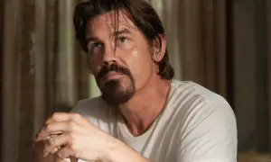 Josh Brolin w białej koszulce, z charakterystyczną brodą i zmęczonym spojrzeniem. Wiele jego filmów zapada w pamięć.