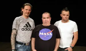 Trzej członkowie kabaretu Ani Mru-Mru pozują do zdjęcia. Jeden z nich ma na sobie koszulkę z logo NASA.