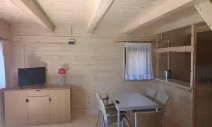 Przytulny bursztynowy zakątek z widokiem na kąty rybackie. Drewniane wnętrze z jadalnią i aneksem kuchennym.