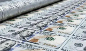 Druk banknotów 100 dolarowych na maszynie drukarskiej.