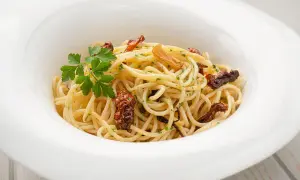 Espaguetis al ajillo, un plato sencillo pero delicioso, con pasta dorada, trozos de ajo crujiente y perejil fresco.