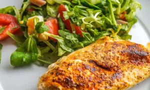 Jak podgrzać pieczonego kurczaka żeby nie był suchy i zachował smak