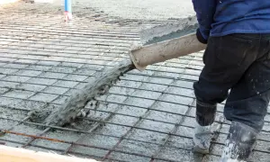 Beton wylewany na siatkę zbrojenia przeciwskurczowego. Budowa fundamentów.