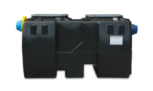 Czarny separator substancji ropopochodnych z niebieskimi i żółtymi złączami.