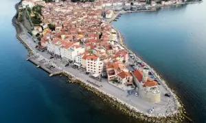 Piran: malerische Altstadt mit roten Dächern, die sich ins Meer erstreckt. Entdecke Geheimtipps abseits der Touristenpfade.