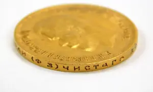 Złota moneta 10 rubli 1899 z profilem cara. Widoczny napis z cyrylicą i oznaczeniem czystości złota.