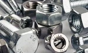 Metalowe śruby i nakrętki, gotowe do momentów dokręcania.