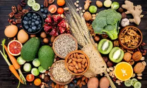 Assortiment de fruits, légumes, noix et céréales, des aliments riches en fibres insolubles pour une alimentation équilibrée.