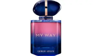 Elegancka butelka perfum Giorgio Armani My Way, z gradientem od różu do głębokiego błękitu, zwieńczona granatową nakrętką.