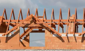 Konstrukcja dachu z drewna na domu z cegły. Szacunkowo ile m3 drewna na dach 300m2?