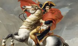 Napoléon, sur son cheval blanc, brandit son épée, symbole de sa victoire. Le vent agite sa cape rouge.