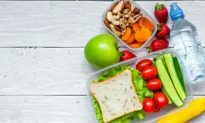 Gesunde Snacks für unterwegs: Sandwich, Obst, Gemüse, Nüsse. So darf man essen mit ins Flugzeug nehmen.