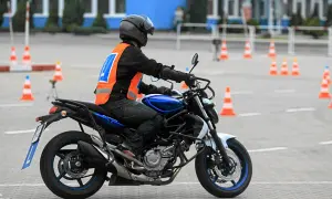Motocyklista na placu manewrowym, przygotowuje się do egzaminu. Sprawdza, jaka jest prawo jazdy a2 cena, by móc legalnie jeździć.