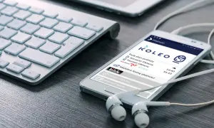 Aplikacja KOLEO na smartfonie pokazuje plan podróży i opcje płatności. Sprawdzam pkp bilet miesięczny cennik.