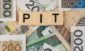 Litery "PIT" na tle polskich banknotów o nominałach 10, 20, 100, 200 i 500 zł.