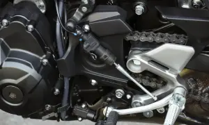 Mechanizm quickshifter w motocyklu. Pozwala na błyskawiczną zmianę biegów bez sprzęgła.