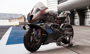 Czarny motocykl sportowy BMW na stojaku na torze wyścigowym.
