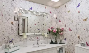 Elegancka łazienka z tapetą w motyle i gałązki. Aranżacje z motywem natury dodają lekkości i uroku.