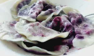 Pyszne pierogi z jagodami, delikatne ciasto i słodkie, soczyste nadzienie. Idealne na letni deser.