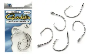Opakowanie z haczykami Gamakatsu i pięć pojedynczych haczyków Gamakatsu Circle Hooks Big Eye Tin na białym tle.