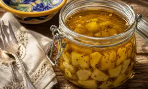Aglio sott'olio fatto in casa da Benedetta, conservato in un barattolo di vetro con chiusura ermetica, pronto per insaporire ogni piatto.