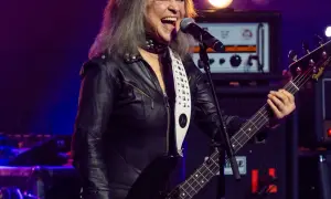 Suzi Quatro w skórzanej kurtce śpiewa i gra na basie. Jej rockowe piosenki wciąż porywają tłumy.