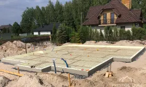 Fundament pod dom szkieletowy: Płyta czy ławy? Koszty i najlepszy wybór