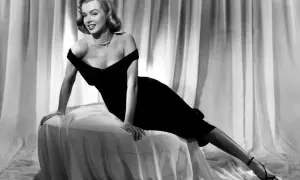 Iconica Marilyn Monroe in abito nero, un capolavoro del fotografo.