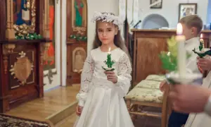 Komunia: Ile lat ma dziecko? Wiek, zasady i wczesna komunia