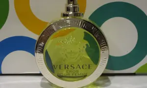 Flakon perfum Versace Eros Pour Femme w żółtym kolorze, z greckim wzorem i Meduzą.