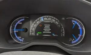 Varning för fel på Toyota RAV4 Hybrid. Hybrid-systemet fungerar inte korrekt, kraften har minskat. Besök verkstad.