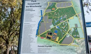 Mapa Parku Szczytnickiego we Wrocławiu z zaznaczonymi osobliwościami dendrologicznymi i pomnikami przyrody.
