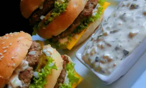 Domowy sos do burgera: 3 składniki, smak Big Maca i więcej!